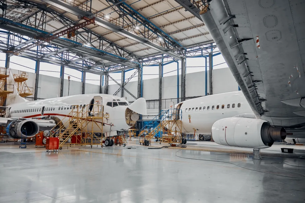 Commercial aircraft operations in a large MRO hangar
